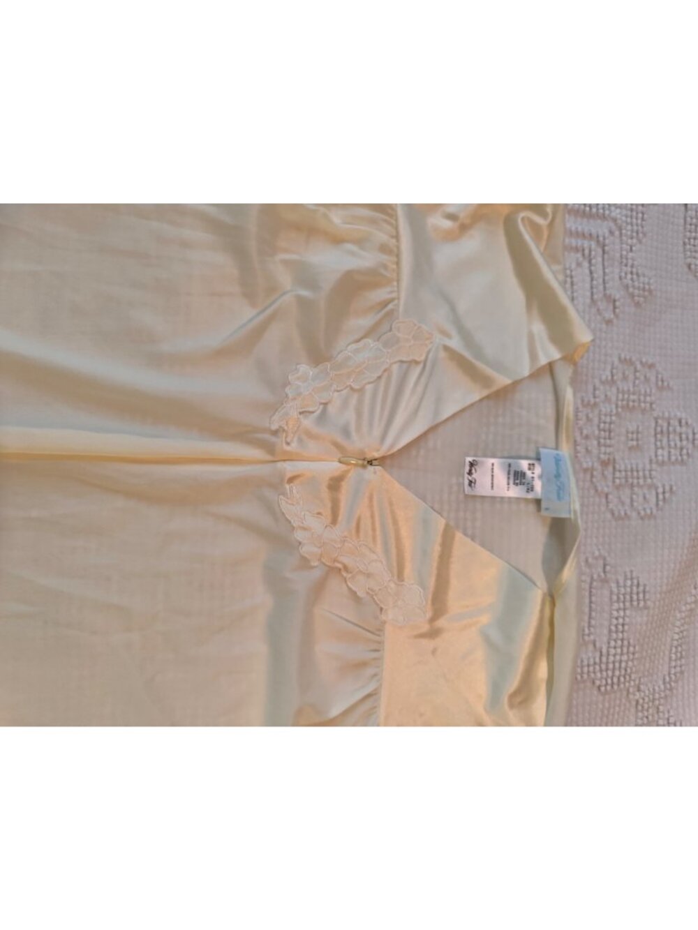 Vanity Fair Womens Ivory Nylon Short Sleeve Nightgown 44 Embroidered Detail - Picture 4 of 5